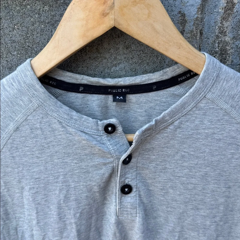 Public Rec Go To Henley Shirt Stretch Performance Gray Mens Medium - Picture 2 of 3
